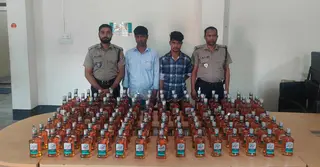 বিশেষ চেম্বারে মাদক পাচারকালে ১০৯ বোতল ভারতীয় মদসহ আটক ২
